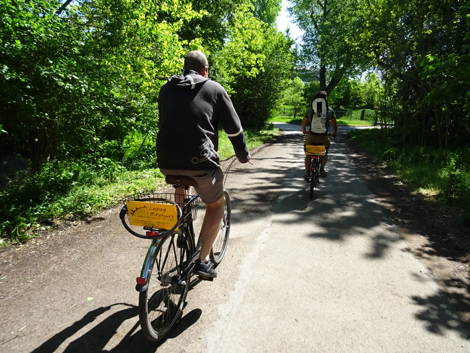 Zwei Fahrradfahrer in der Auenlandschaft am Rande von Leipzig